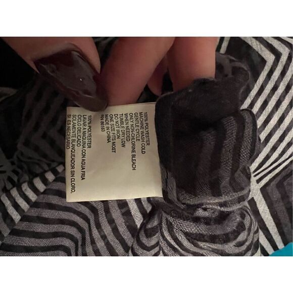 Women's Black & White Geometric Polyester Infinity Scarf - Picture 5 of 5